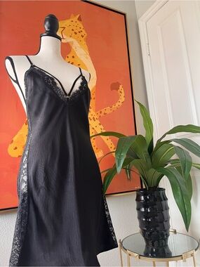 Victoria's Secret NWOT Black Lace-Trim Satin Slip Size Medium